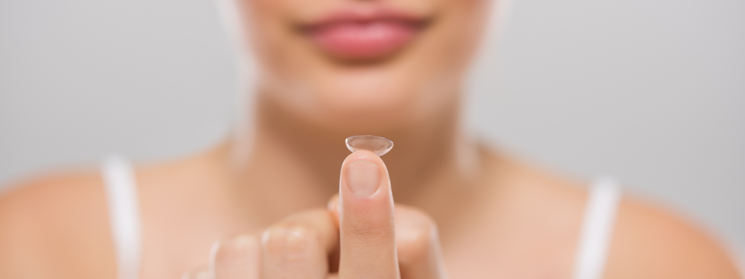 Kontaktlinse auf Finger