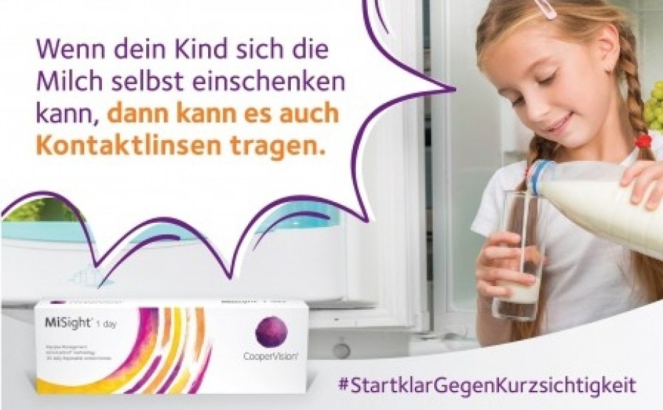 Selbstständiges Kind schenkt Milch ein