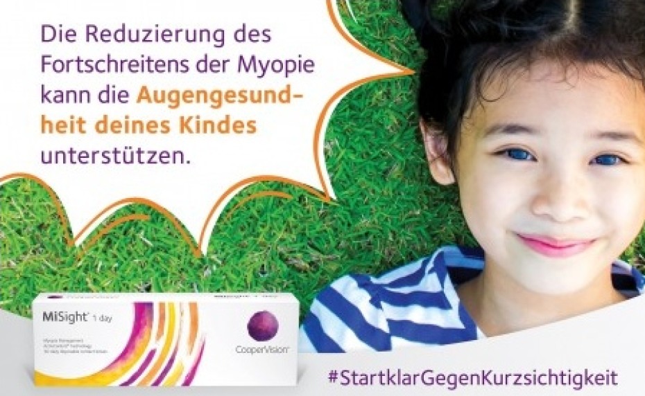 Kind liegt glücklich am Boden