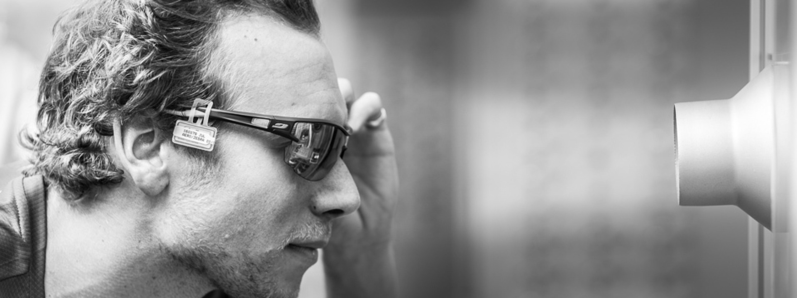 Sportbrille im Windkanal